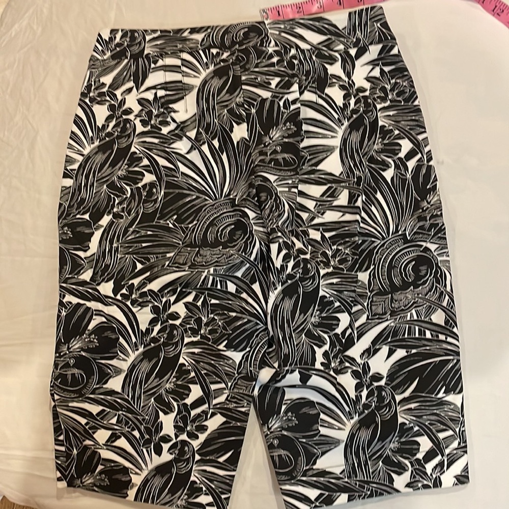 White House Black Market 12” Bermuda shorts excellent condition - Picture 3 of 4